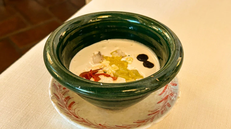 Mazamorra avec sardine fumée, poivrons, ail noir et sphérifications d'AOVE