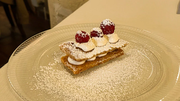 Feuilleté caramélisé avec crème et framboises