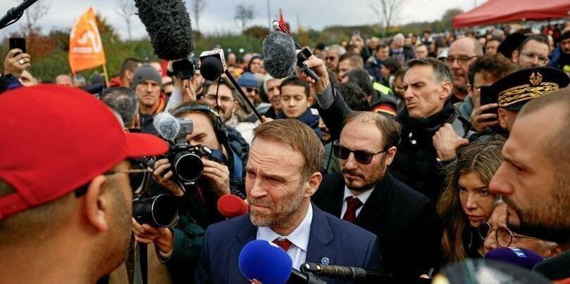 Le ministre délégué chargé de l'Industrie, Marc Ferracci, s'est fait chahuter le 8 novembre lors de sa visite à l'usine Michelin de Cholet, l'une des deux du groupe qui vont fermer.