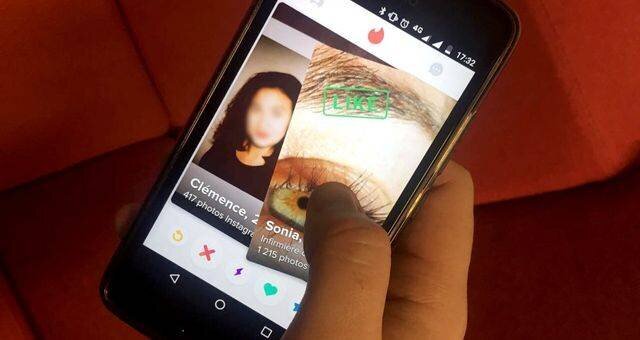 Swiper pour trouver l'amour, une pratique qui reste très fréquente ©Radio France - Julie Guesdon