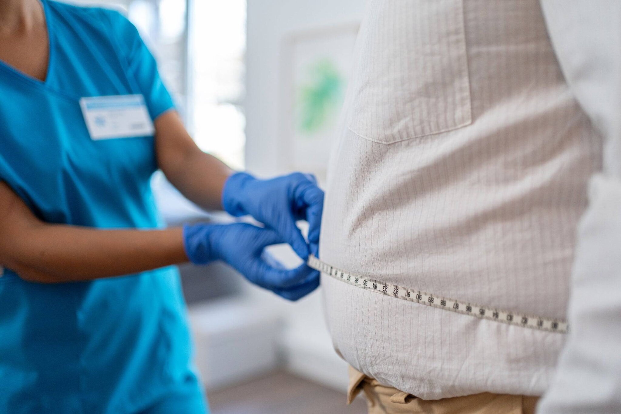 Une infirmière mesure le tour de taille d'un homme. Les chercheurs estiment qu'une large majorité des près de 335 millions de personnes vivant aux États-Unis pourraient être obèses d'ici 2050, sans actions immédiates.