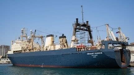 Navire de pêche de type bateau-usine dans le port de Dakar au Sénégal, (photo d'illustration, le 23 avril 2024). (NICOLAS REMENE / LE PICTORIUM / MAXPPP)