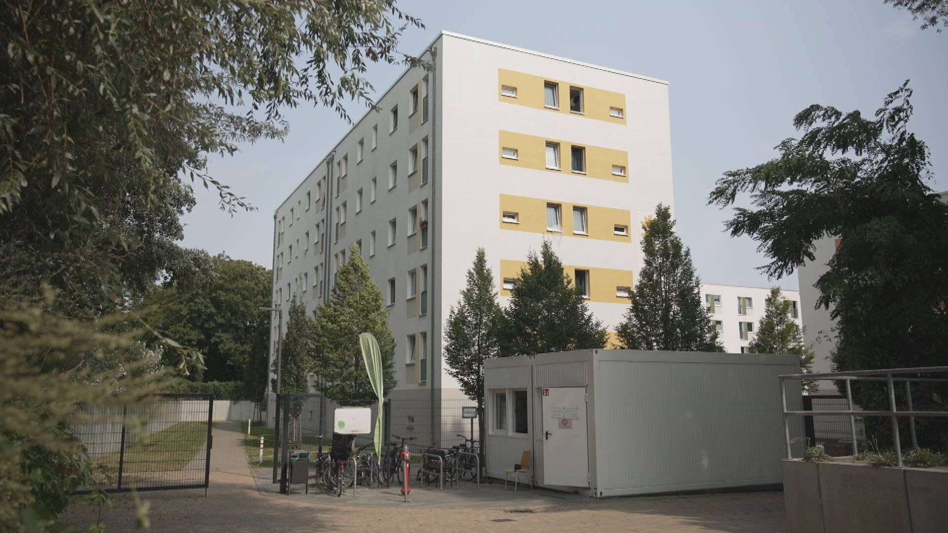 Blick auf eine Flüchtlingsunterkunft. | WDR Blick auf eine Flüchtlingsunterkunft.