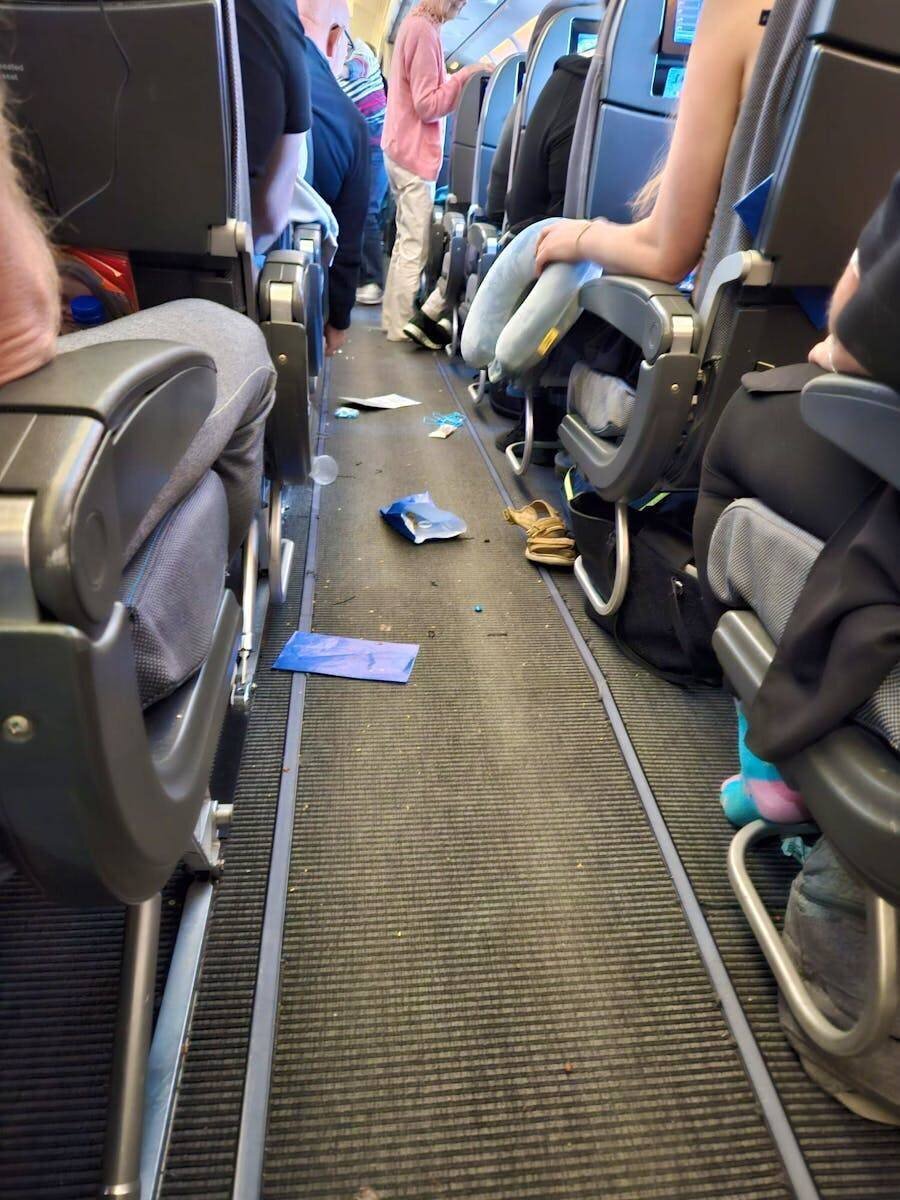 Des objets volaient à travers la cabine pendant les turbulences.