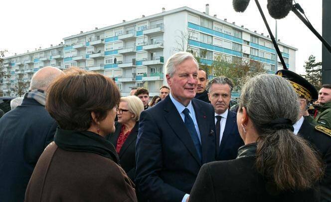 Michel Barnier visite le quartier de Monplaisir, à Angers, en marge des assises de l’associations d’élus Départements de France, le 15 novembre 2024.