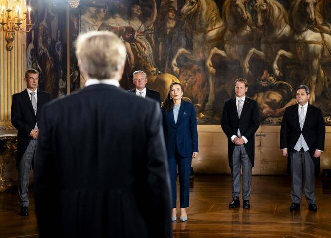 Nora Achahbar, la secrétaire d’Etat aux finances néerlandaise, démissionaire, lors de la cérémonie de prestation de serment des nouveaux ministres devant le roi Willem-Alexander, au palais Huis ten Bosch, à La Haye, le 2 juillet 2024.