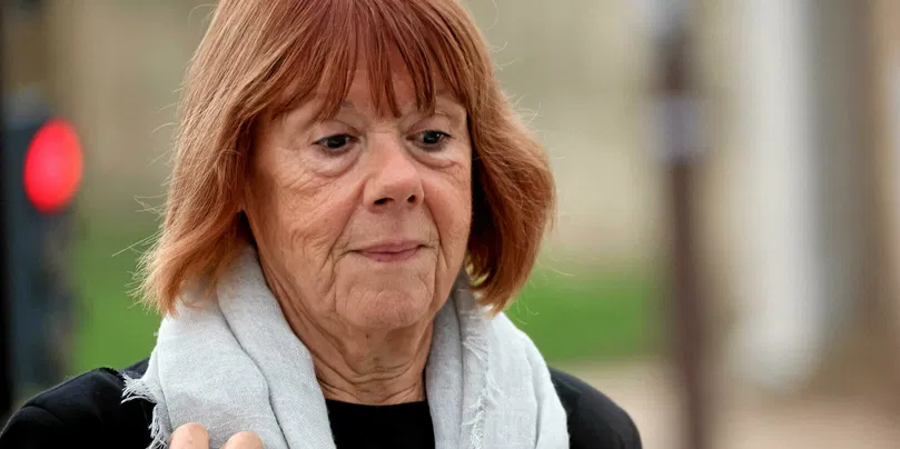 Gisèle Pelicot arrive avec son avocat Antoine Camus au palais de justice d'Avignon le 8 octobre 2024.