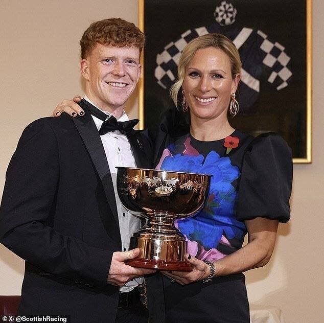 Zara Tindall présente le prix à Patrick Wadge