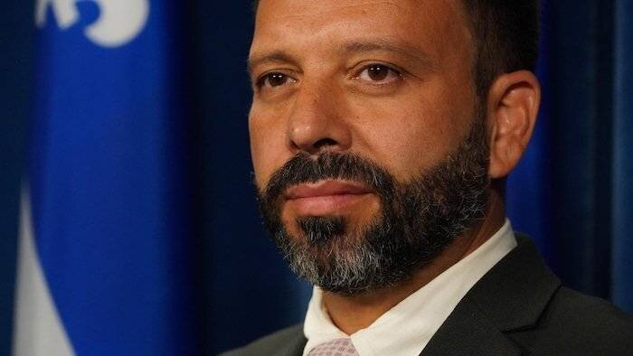 Haroun Bouazzi en point de presse.