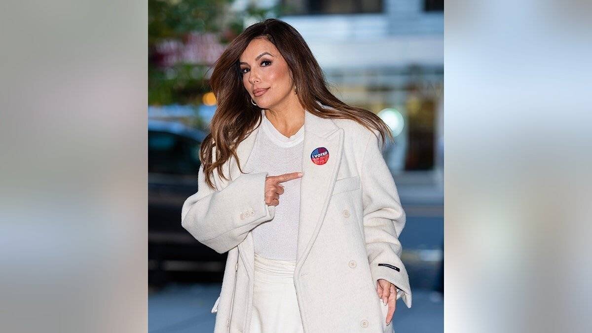 Eva Longoria avec un autocollant 'J'ai voté'