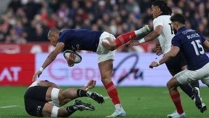 Gaël Fickou sous la pression de la défense néo-zélandaise au Stade de France.