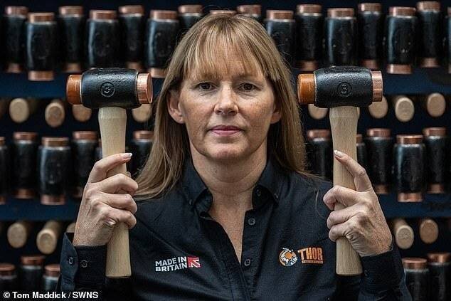 Artisans en colère contre les hausses d'impôts imposées par le Parti travailliste. Amanda Coffman, responsable commerciale de Thor Hammer Company, s'inquiète que l'augmentation de l'NI empêche son entreprise d'investir dans de nouveaux équipements.