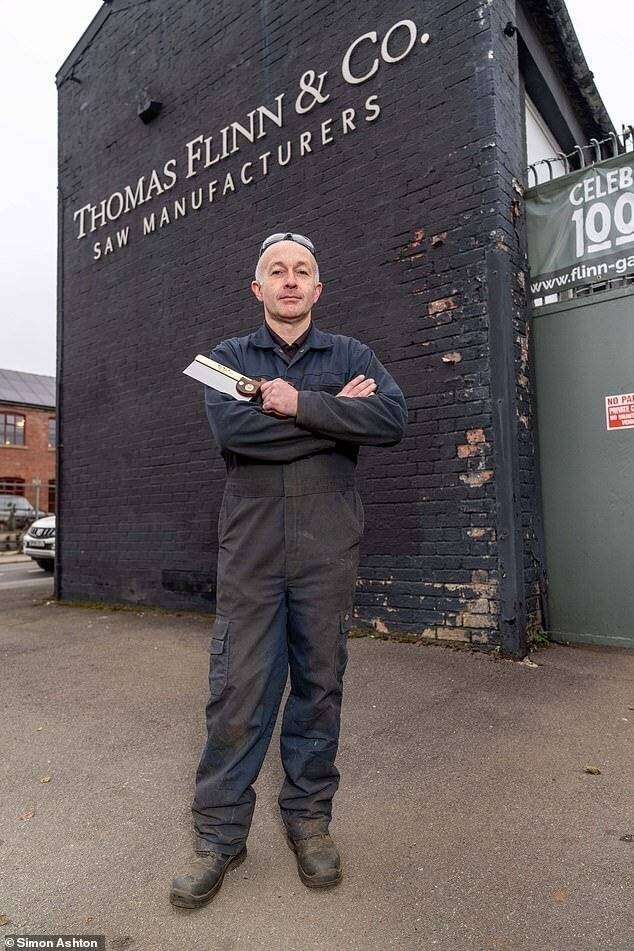 L'entreprise familiale de coupe de scies avec l'employé Thomas Finn à Sheffield. Le seuil de l'NI pour les employeurs a chuté de 9 100 euros à 5 000 euros par an.