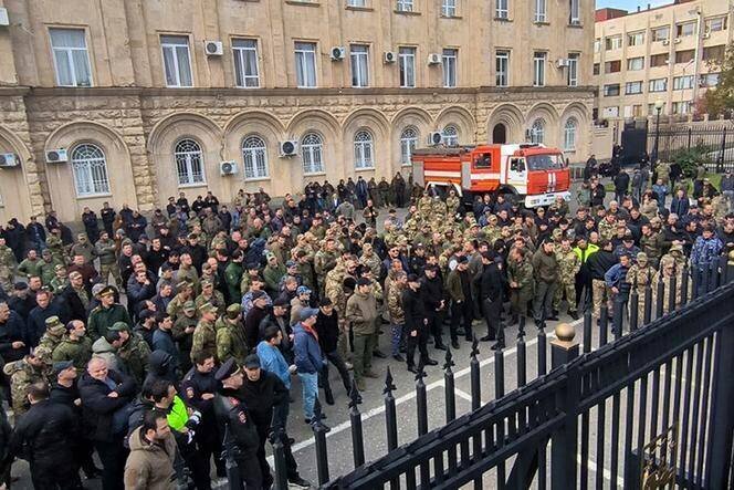Des manifestants devant le Parlement d’Abkhazie, à Soukhoumi, le 15 novembre 2024.