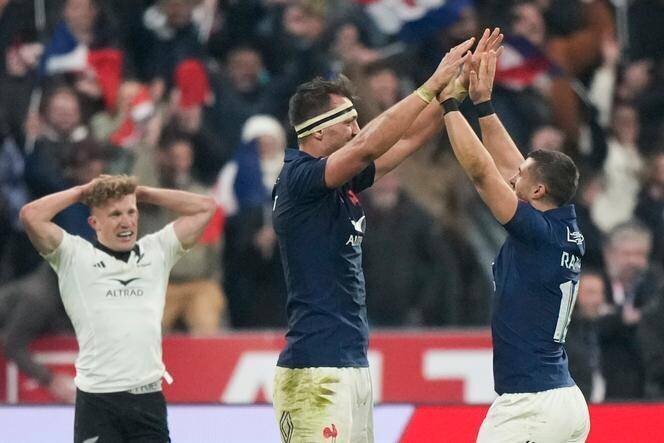 Thomas Ramos (à droite) et Alexandre Roumat célèbrent la victoire du XV de France face à la Nouvelle-Zélande, au Stade de France, à Saint-Denis, le 16 novembre 2024.
