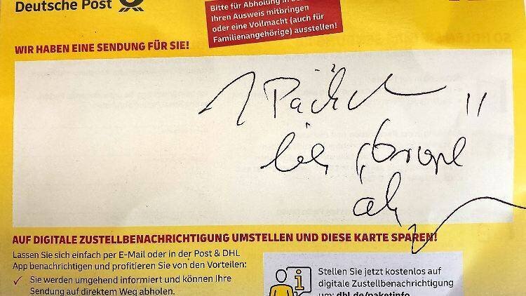 Message illisible laissé par un livreur de colis.