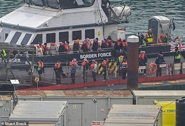 Des agents de la Border Force escortent des migrants à Dover, Kent, cette semaine