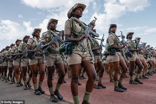 Des membres des forces armées érythréennes en parade