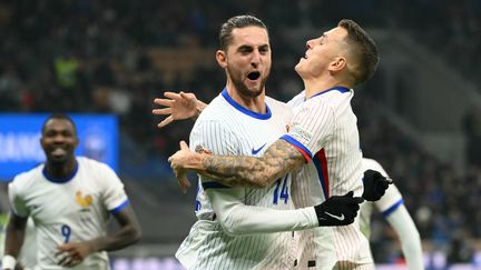 Adrien Rabiot et Lucas Digne se congratulent à Milan, lors du match entre la France et l'Italie, le 17 novembre 2024. (ALBERTO PIZZOLI / AFP)