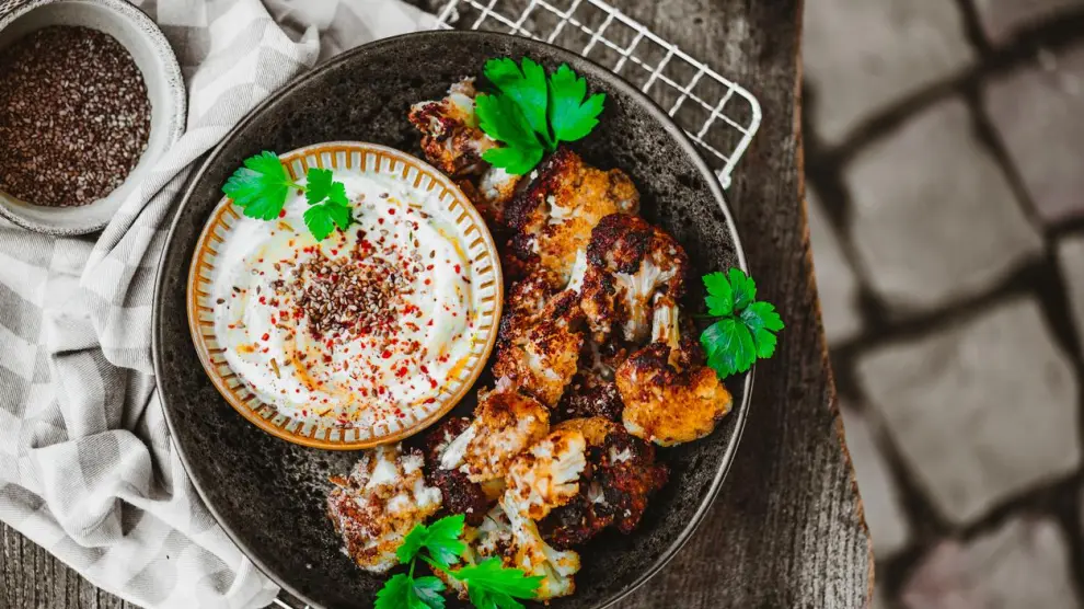 Alitas de coliflor con salsa tártara, una receta vegana y barata perfecta para dipear