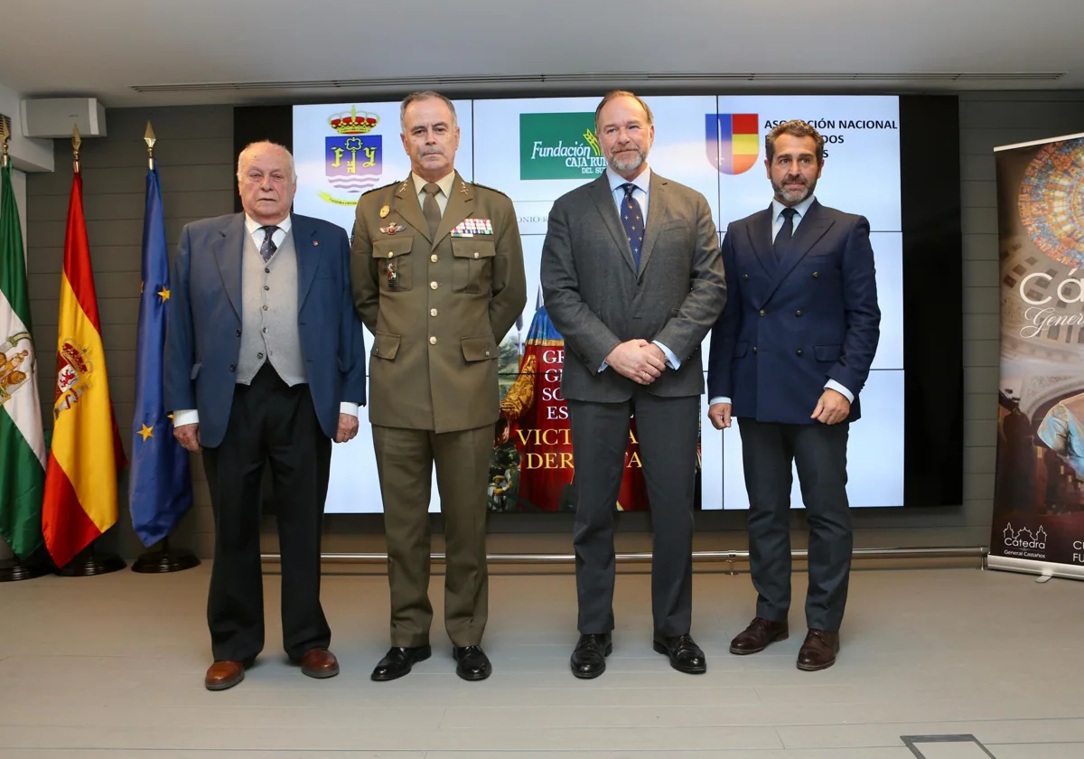 Présentation du livre de Antonio Rodríguez de la Borbolla, avec le chef de la Force Terrestre, le général Carlos Melero et le président de la Fondation Caja Rural del Sur, José Luis García-Palacios Álvarez