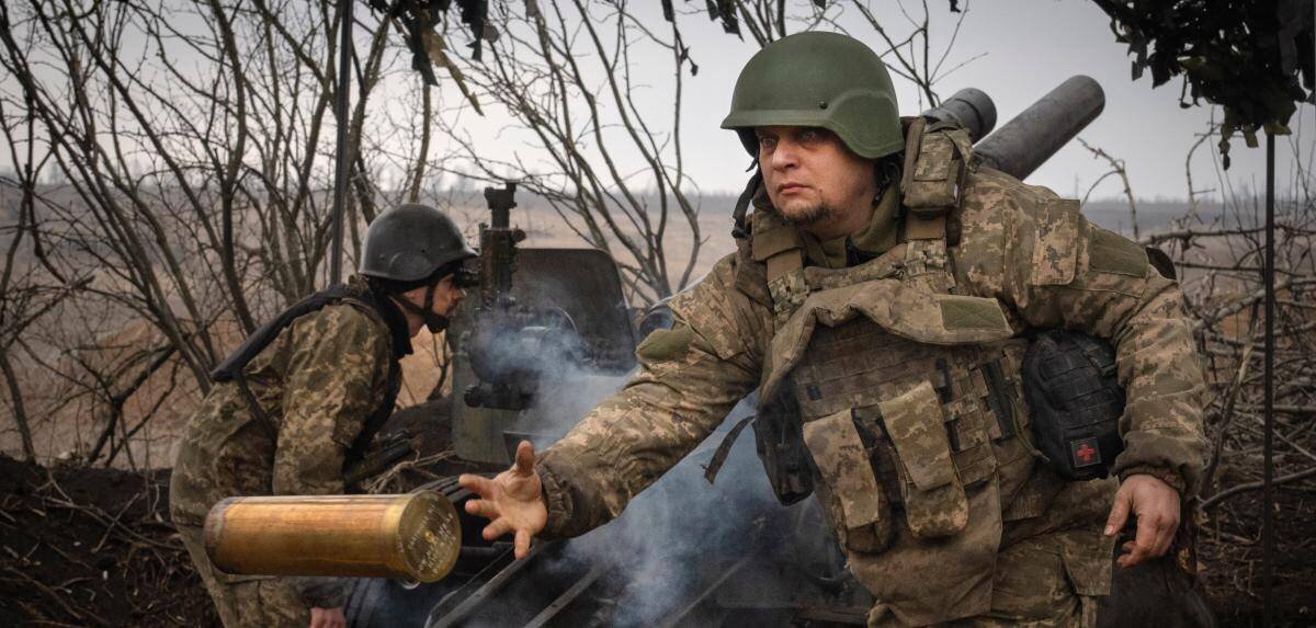 Soldats ukrainiens tirant une obus sur des positions russes