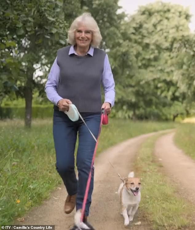 Reine Camilla avec son chien Beth
