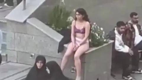 Une femme iranienne en sous-vêtements lors de la protestation contre le hijab à Téhéran