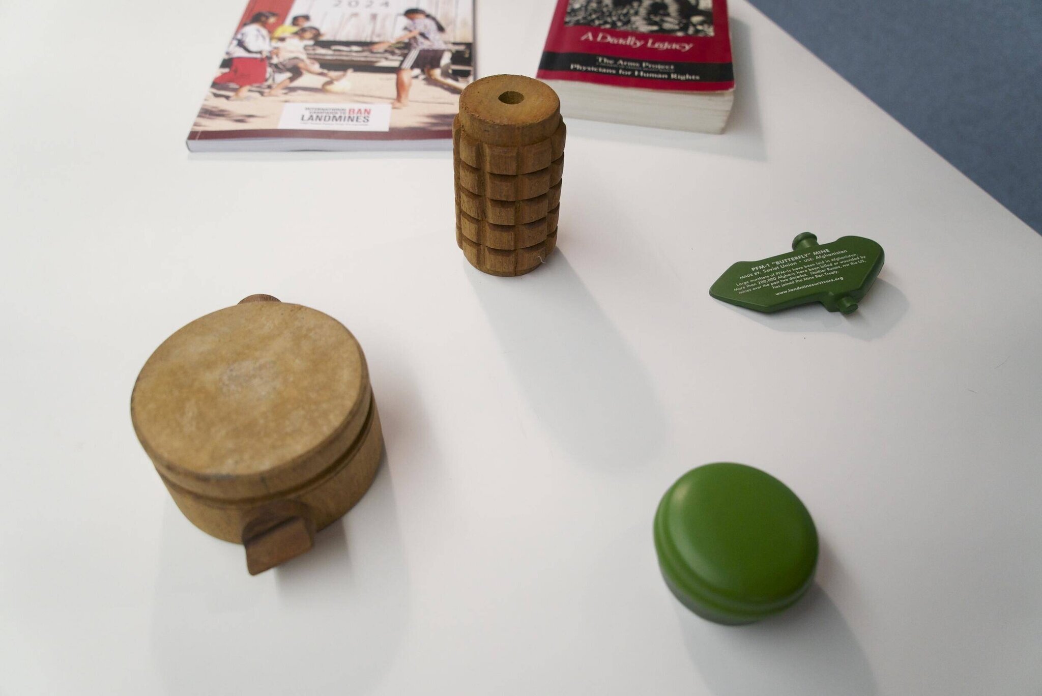 Des répliques de mines antipersonnel interdites par le traité d'interdiction des mines sur une table au bureau de Human Rights Watch à Washington, aux États-Unis, le 20 novembre 2024.