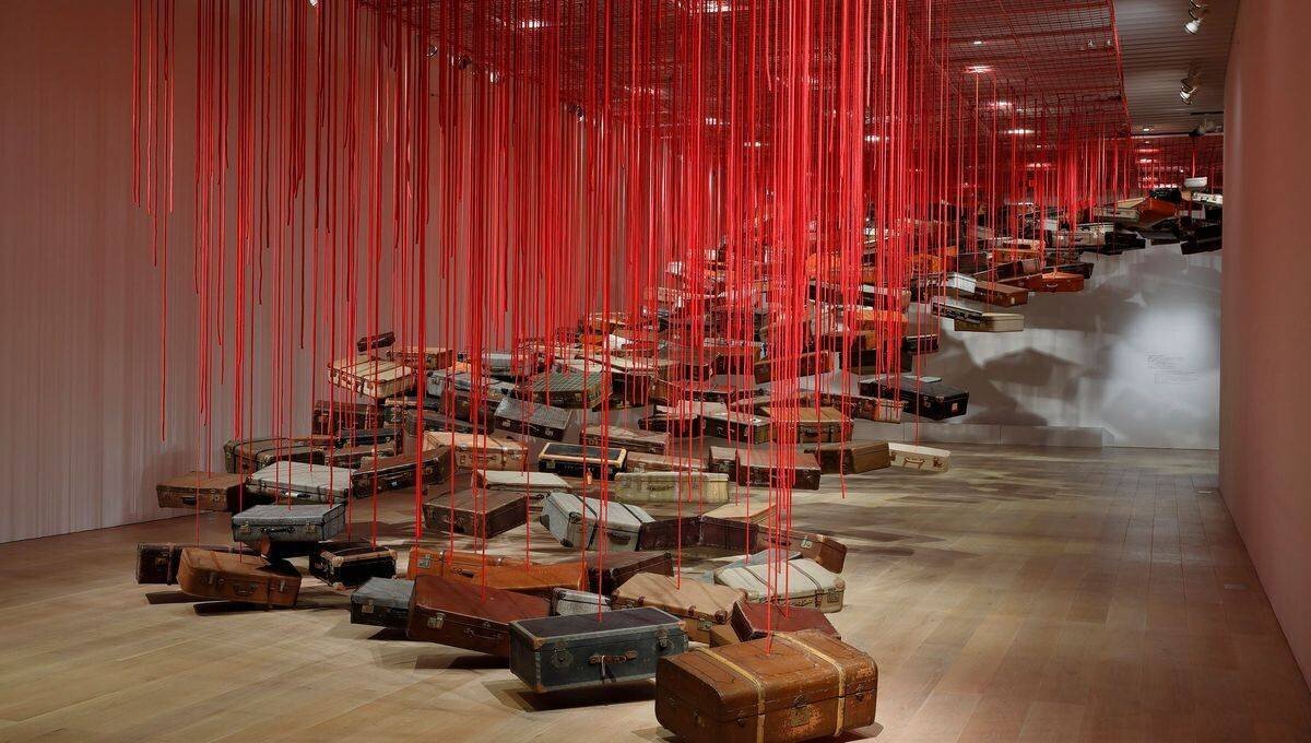 Chiharu Shiota Accumulation – Searching for the Destination 2014 2024 Vue de l’installation Shiota Chiharu The Soul Trembles, Mori Art Museum, Tokyo, 2019