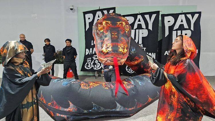 Protest à la COP29 représentant des lobbyistes pour le charbon, le pétrole et le gaz