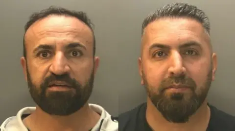 Photo de police de Dilshad Shamo et Ali Khdir. Shamo est à gauche avec une barbe et regarde la caméra. Khdir est à droite avec un t-shirt bleu foncé et une barbe.