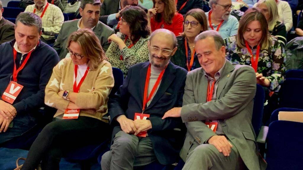 Lambán avec Juan Antonio Sánchez Quero, potentiel successeur.