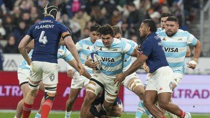 Le talonneur du XV de France, Peato Mauvaka en défense avec Thibaud Flament face à l'Argentin Pablo Matera, lors du match entre la France et l'Argentine, au Stade de France, le 22 novembre 2024.