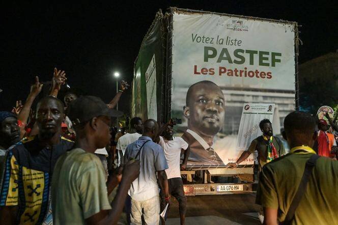 Des partisans du Pastef défilent à Dakar, le 12 novembre 2024.