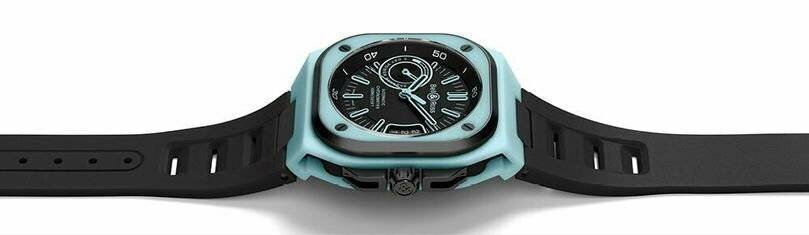 Emblématique : le cadran rond dans son boîtier carré.