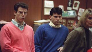 Erik (à gauche) et Lyle (à droite) Menéndez ont déjà passé 34 ans en prison pour le meurtre de leurs parents.