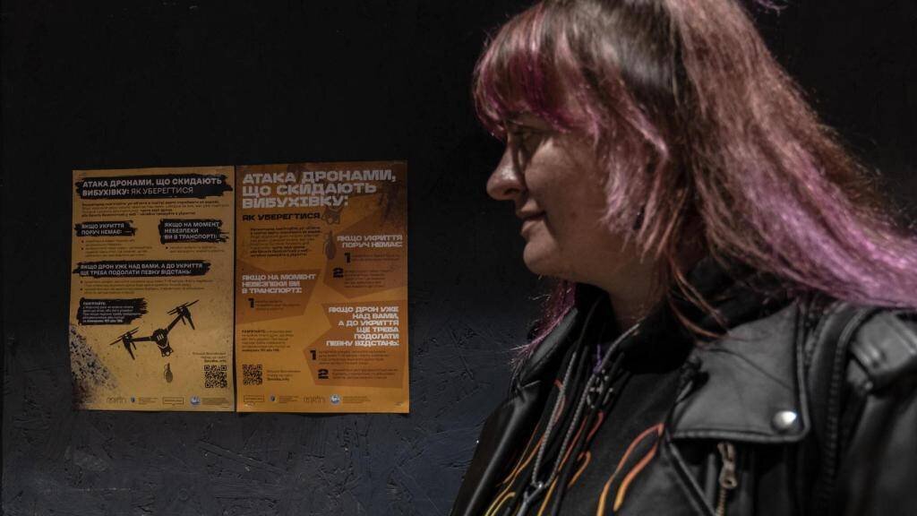 Olga avec ses affiches à Jersón