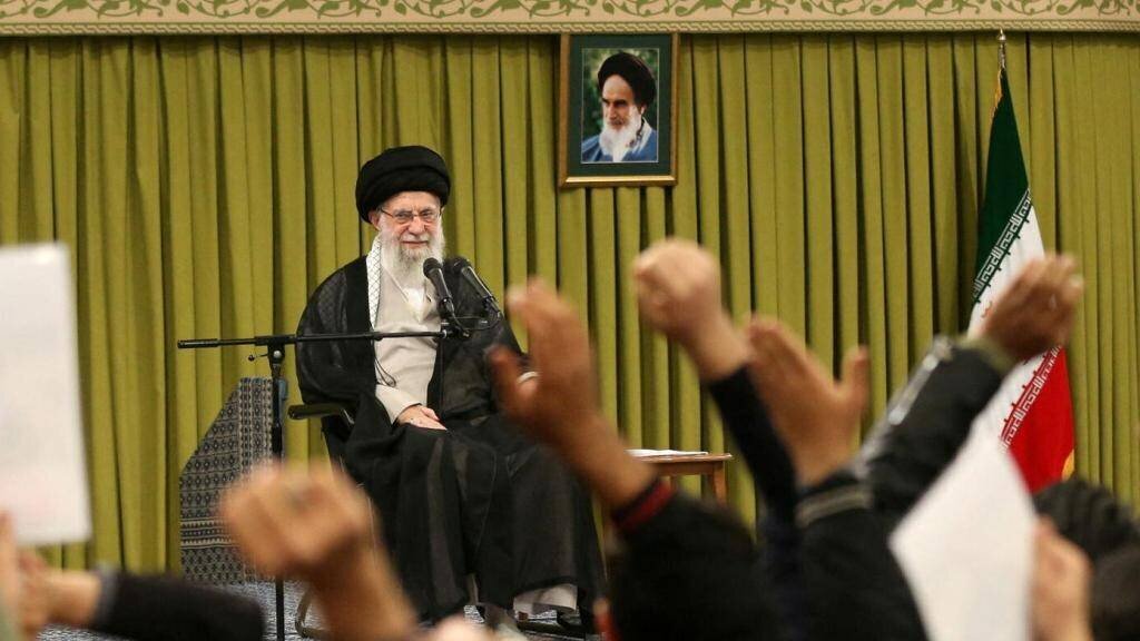 Le leader suprême de l'Iran, l'ayatollah Ali Jamenei, parle lors d'une réunion avec des étudiants à Téhéran, Iran, le 2 novembre 2024. Bureau du leader suprême de l'Iran.