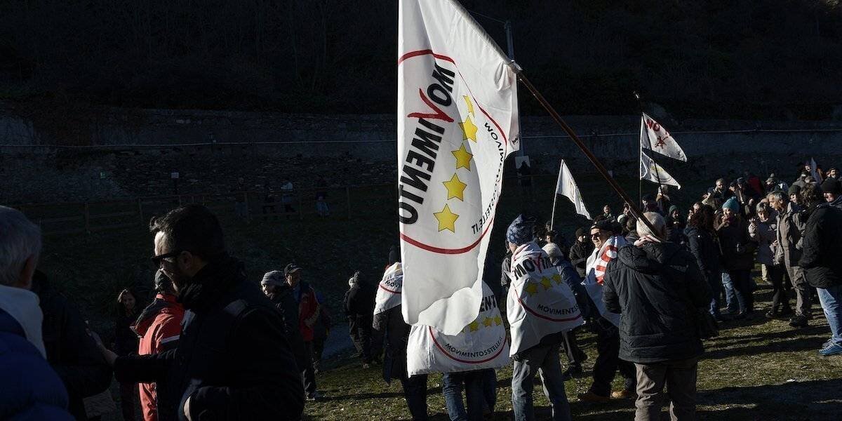 Manifestation des activistes du M5S contre le TAV, à Susa, le 18 décembre 2016 (Marco Alpozzi/LaPresse)