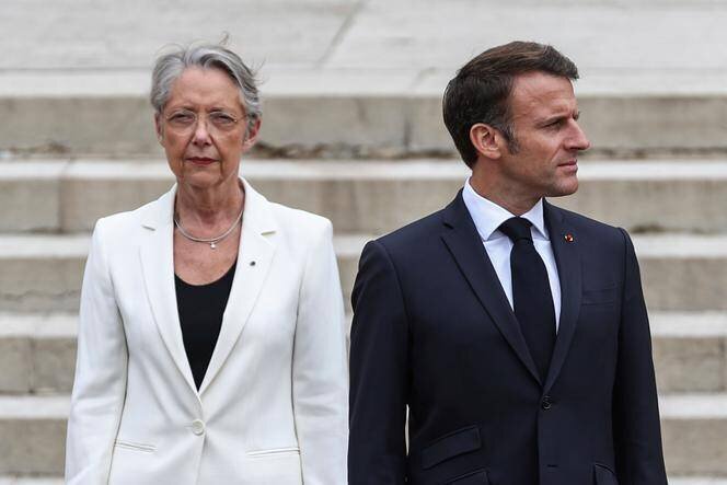 Elisabeth Borne et Emmanuel Macron, lors d’un hommage au général de Gaulle, au Mont-Valérien, à Suresnes (Hauts-de-Seine), le 18 juin 2023.