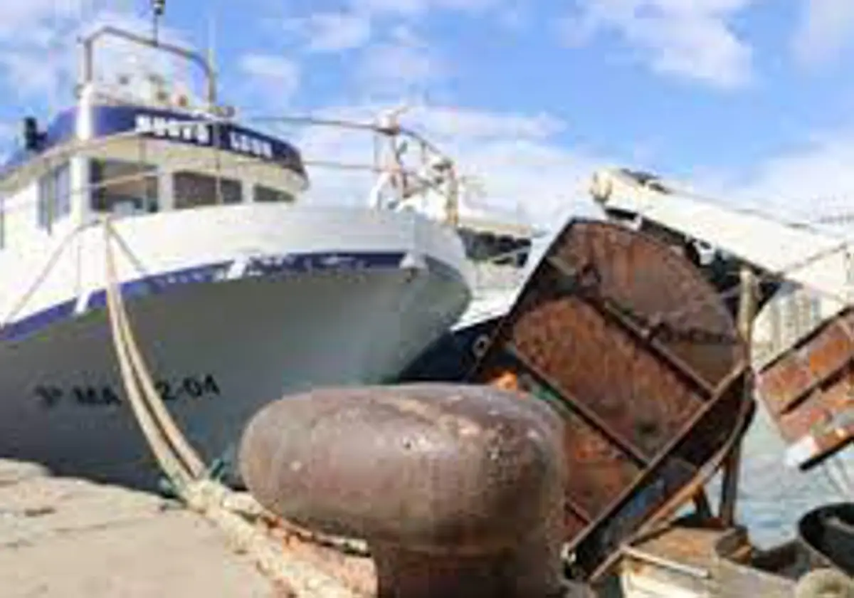 Un bateau de pêche amarré au port