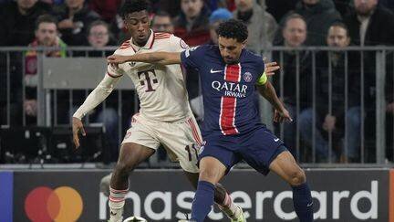 Le capitaine et défenseur du PSG, Marquinhos, au duel avec le Munichois Kingsley Coman, lors du match de Ligue des champions entre le Bayern Munich et le PSG, le 26 novembre 2024 à l'Allianz Arena de Munich (Allemagne). (MATTHIAS SCHRADER / AP)