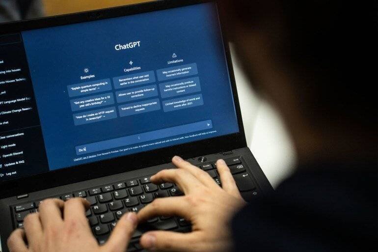 ChatGPT peut expliquer et documenter le code source