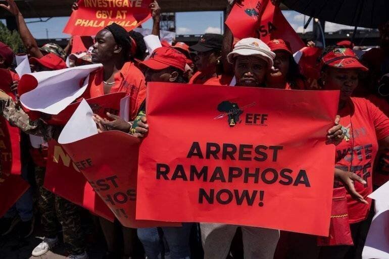 Membres du parti des Combattants pour la Liberté Économique manifestent dans les rues