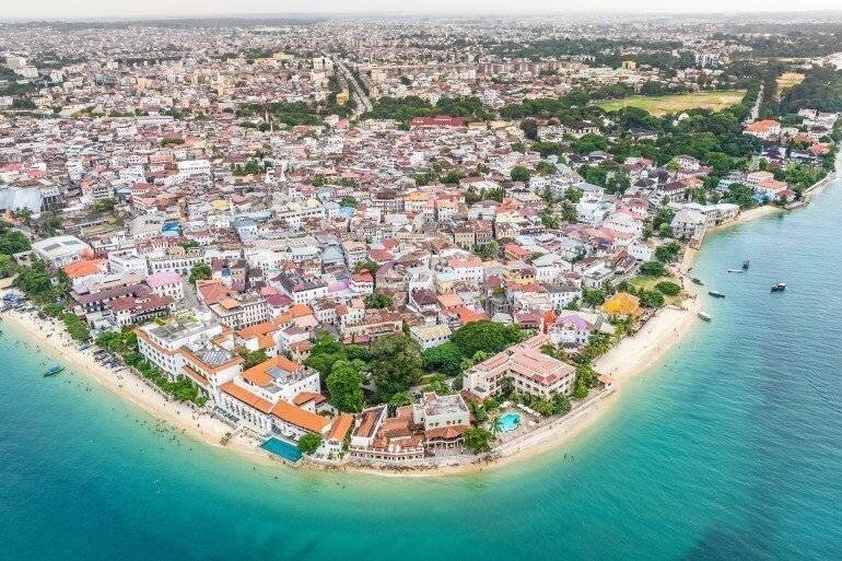 Vue aérienne de la ville autour de la vieille ville de pierre, le plus ancien quartier de Zanzibar
