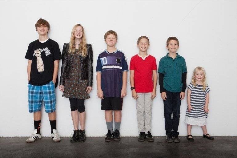 Groupe d'enfants heureux et souriants.