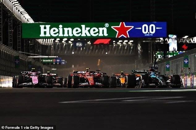 Les 20 pilotes de F1 se dirigent vers le premier virage du Grand Prix de Las Vegas 2024