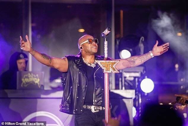 Avant la course, Flo Rida a réchauffé la foule à Hilton Grand Vacations