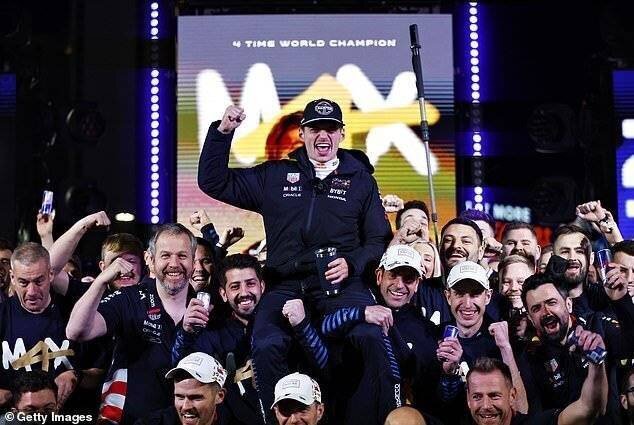 Les mécaniciens de Red Bull portent Verstappen après une saison incroyable de Formule 1